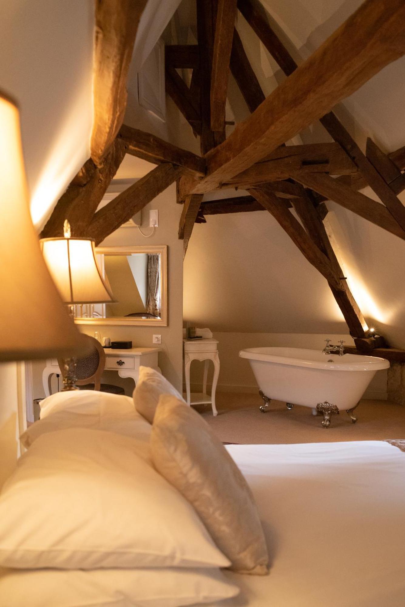 Logis Hotel De France La Chartre-sur-le-Loir Exterior photo